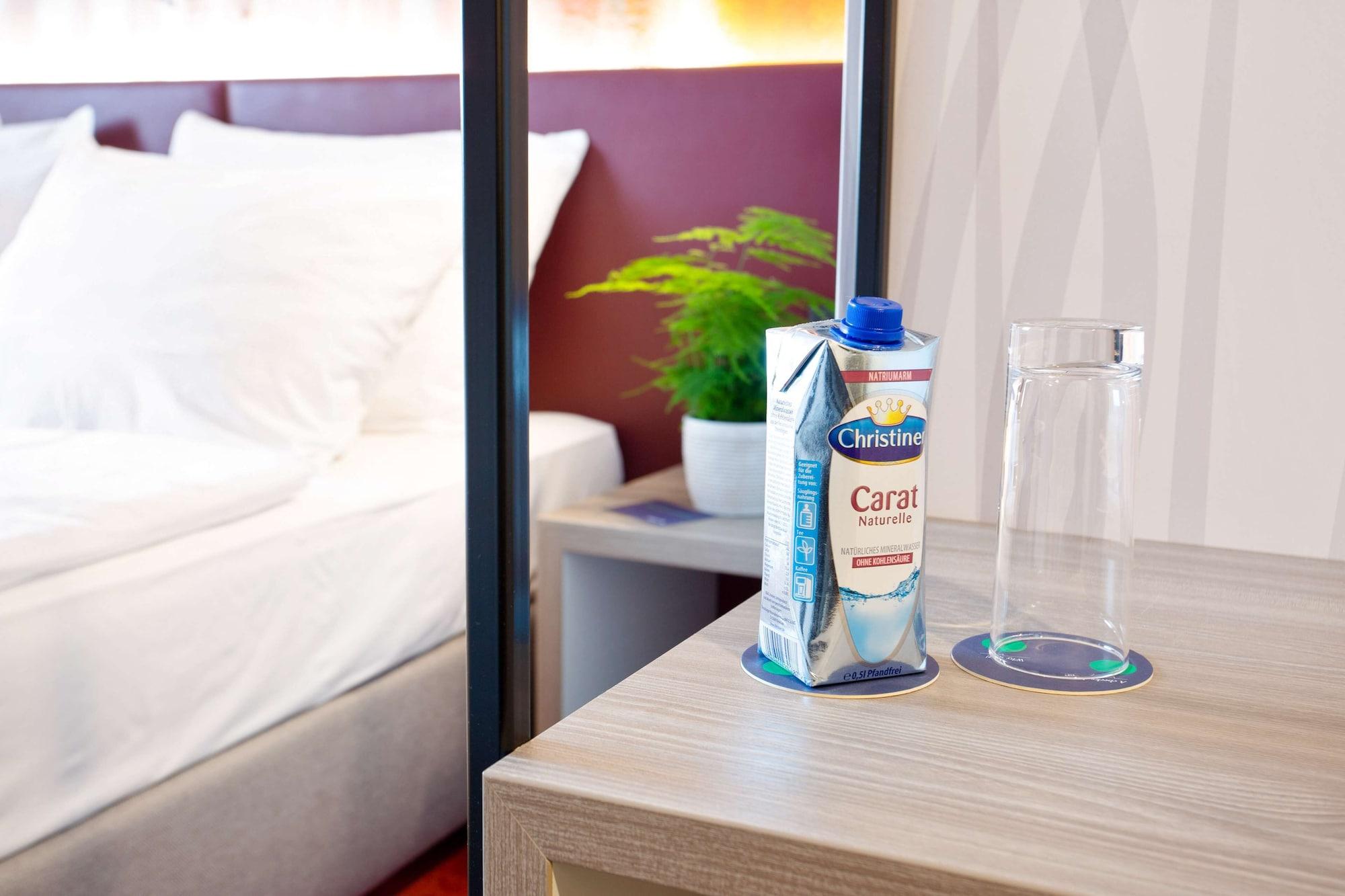 7 เดย์ พรีเมียม โฮเทล ไลพ์ซิชแอร์พอร์ต Hotel ชคอยดิทซ์ ภายนอก รูปภาพ