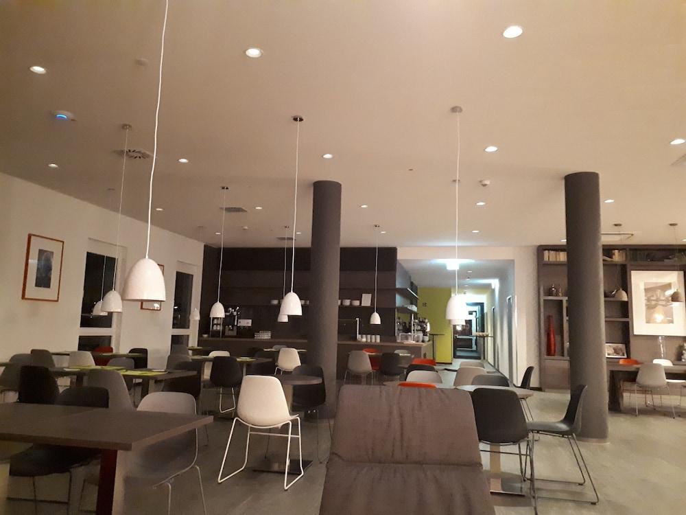 7 เดย์ พรีเมียม โฮเทล ไลพ์ซิชแอร์พอร์ต Hotel ชคอยดิทซ์ ภายนอก รูปภาพ